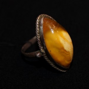 Vintage amber finger ring